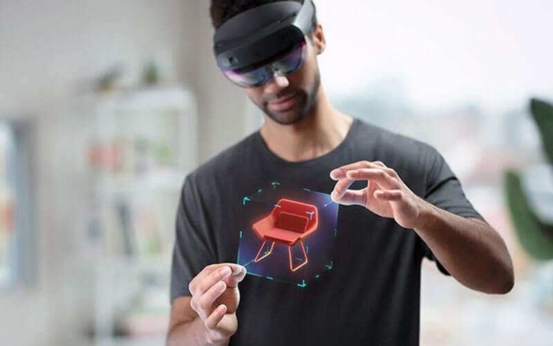 Homem utilizando óculos Hololens de realidade aumentada